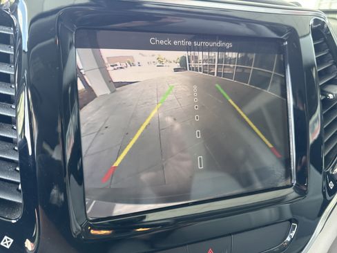 Used 2019 Jeep Cherokee Limited FWD image 24