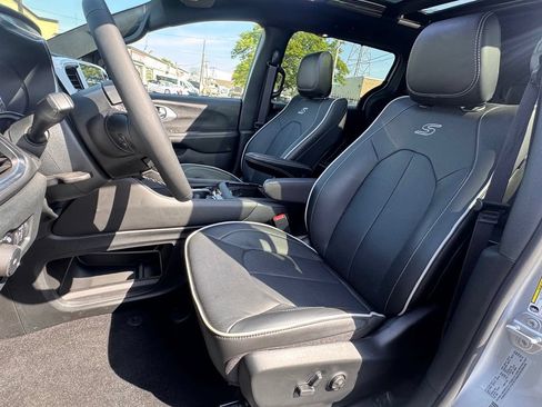 Used 2026 Chrysler Pacifica Limited w/ S Appearance Package AWD/4WD image 15
