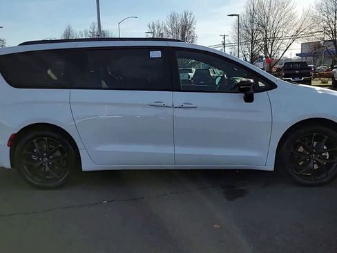 New 2026 Chrysler Pacifica Limited w/ Uconnect Theater Family Group image 9