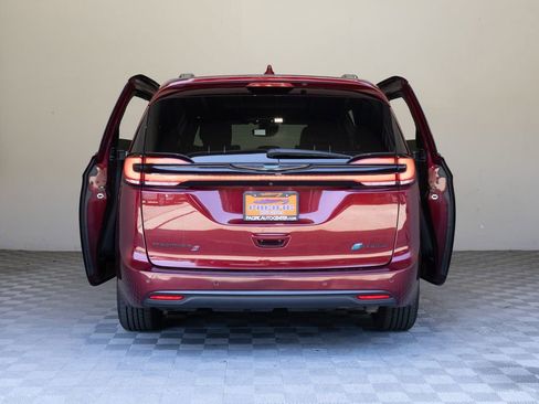 Used 2021 Chrysler Pacifica Limited w/ Uconnect Theater Family Group FWD image 12