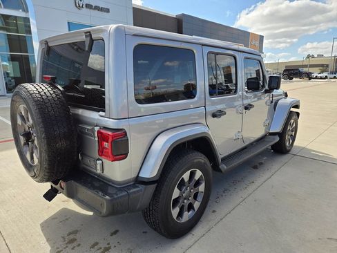 Used 2018 Jeep Wrangler Unlimited Sahara AWD/4WD image 3