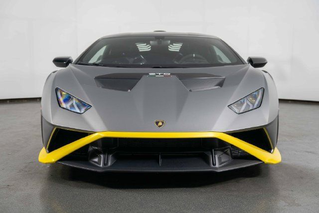 Used 2022 Lamborghini Huracan STO RWD image 3