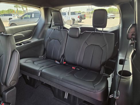 New 2026 Chrysler Pacifica Select FWD image 21