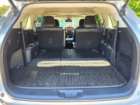 Used 2021 Toyota Highlander XLE AWD/4WD image 17