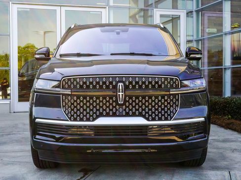 Used 2025 Lincoln Navigator L Reserve AWD/4WD image 6