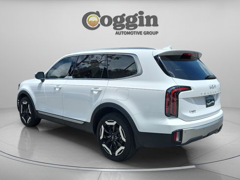 Used 2024 Kia Telluride EX w/ EX Captain's Chair Package FWD image 3