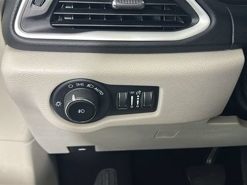 Used 2023 Chrysler Pacifica Touring-L FWD image 19