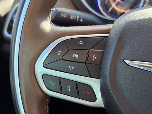 Used 2017 Chrysler Pacifica Limited image 35