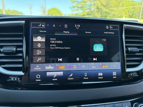 Used 2025 Chrysler Pacifica Select FWD image 9