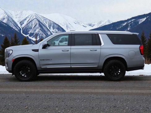 Used 2023 GMC Yukon XL Denali w/ Denali Reserve Package image 3