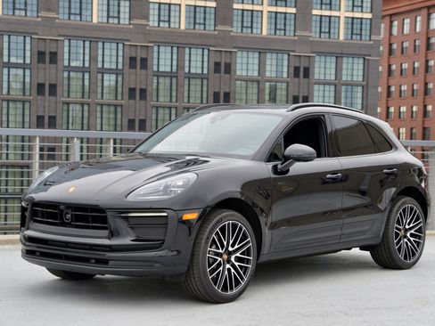 Certified 2026 Porsche Macan AWD/4WD image 1