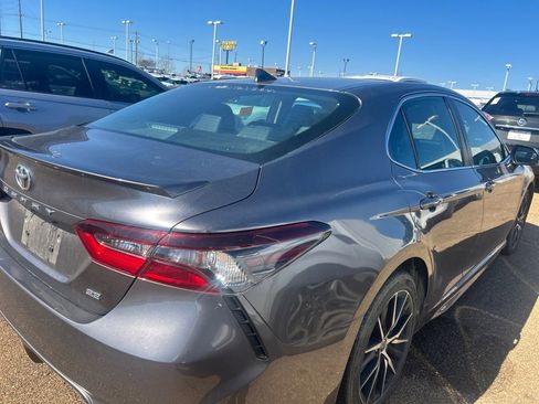 Used 2022 Toyota Camry SE image 5