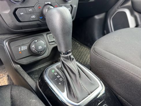 Used 2021 Jeep Renegade Latitude AWD/4WD image 17