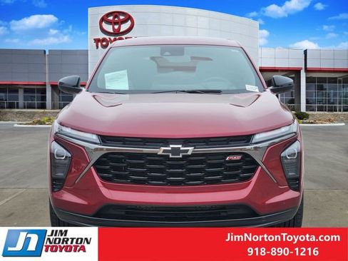 Used 2025 Chevrolet Trax RS image 2