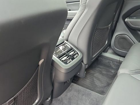 Certified 2022 Volvo XC60 B5 Inscription w/ Advanced Package image 11