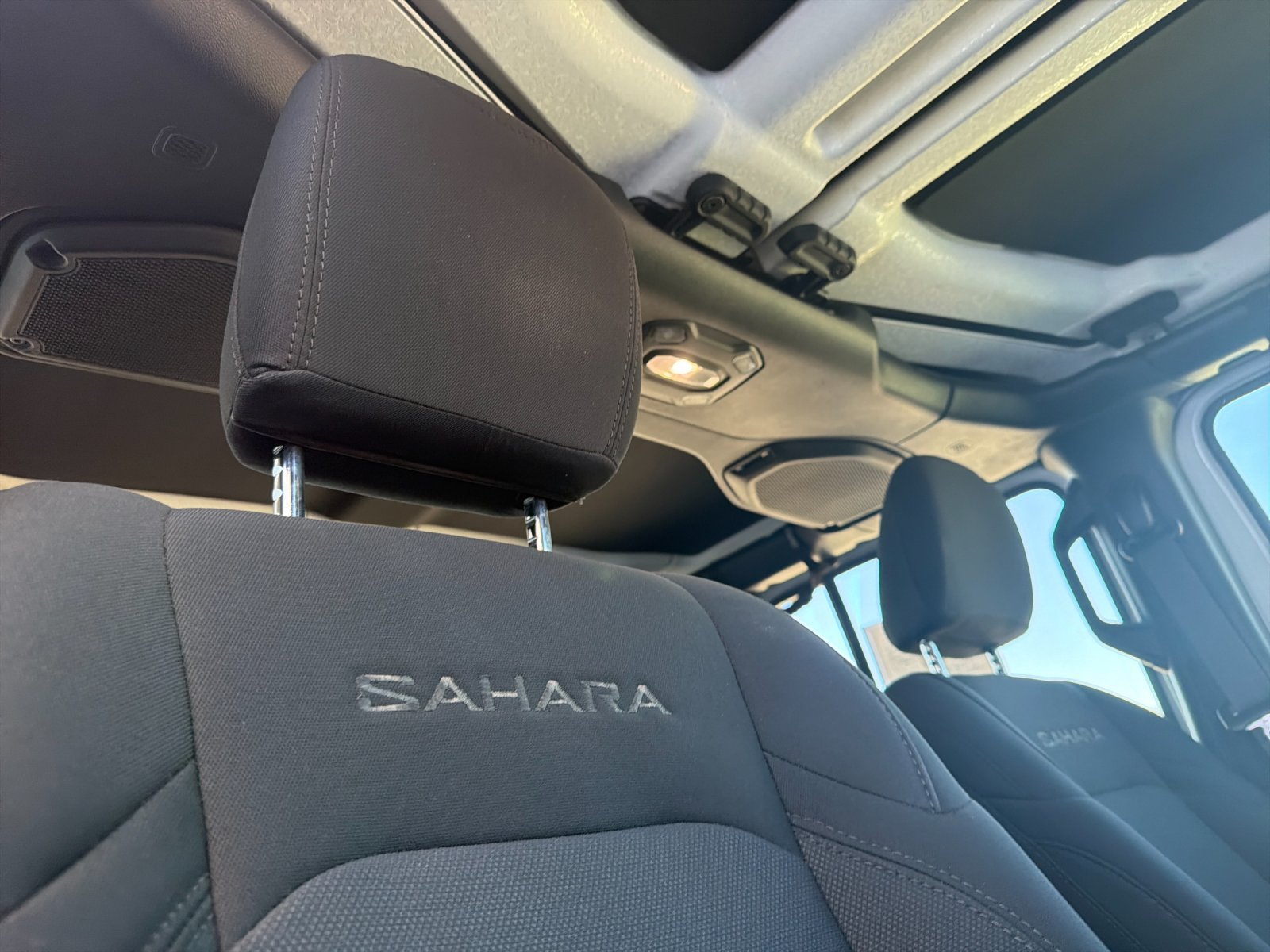 Used 2018 Jeep Wrangler Unlimited Sahara AWD/4WD image 19