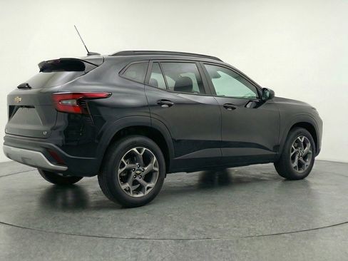 Used 2025 Chevrolet Trax LT w/ LT Convenience Package FWD image 9