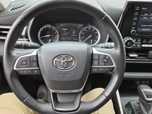 Used 2022 Toyota Highlander XLE image 23