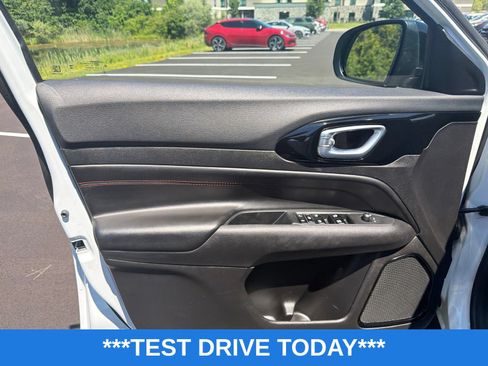 Used 2025 Jeep Compass Trailhawk AWD/4WD image 12