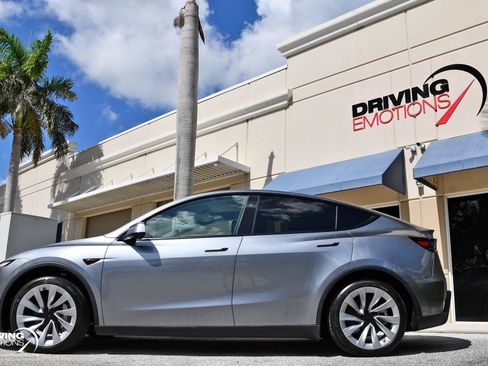 Used 2026 Tesla Model Y AWD image 39