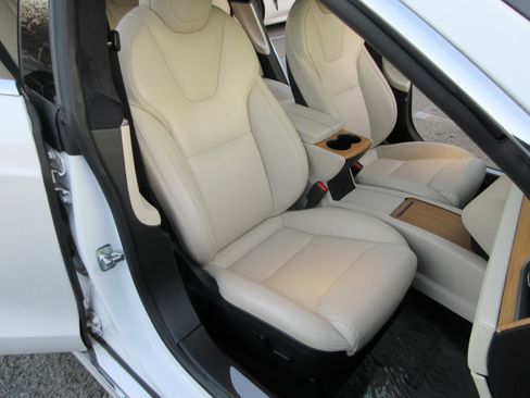Used 2020 Tesla Model S Long Range Plus image 23