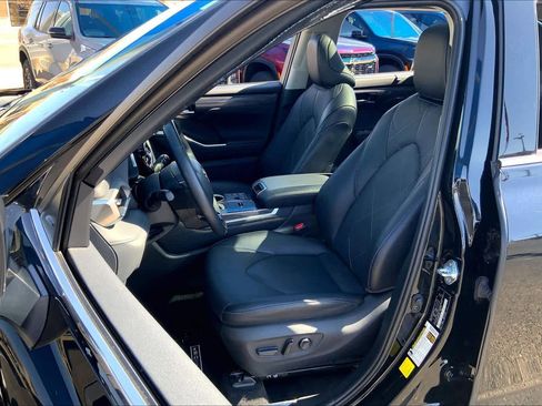 Used 2024 Toyota Highlander Platinum image 8