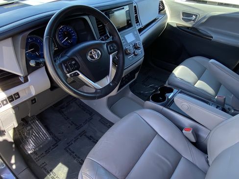 Certified 2017 Toyota Sienna XLE Premium image 29