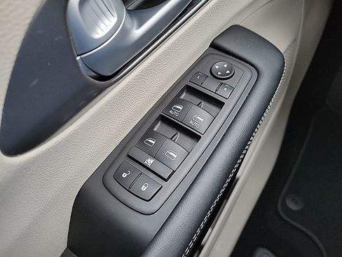 Used 2024 Chrysler Pacifica Touring-L image 23