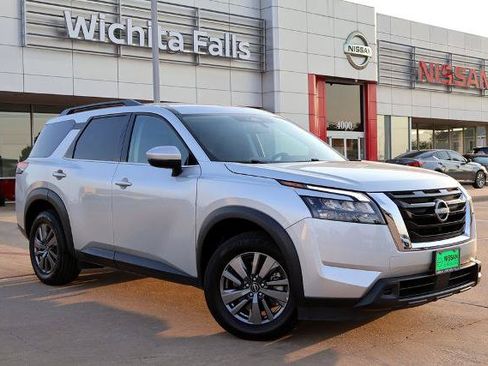 Certified 2025 Nissan Pathfinder SV FWD image 1