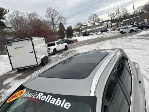 Used 2025 Volvo XC40 B5 Core image 32