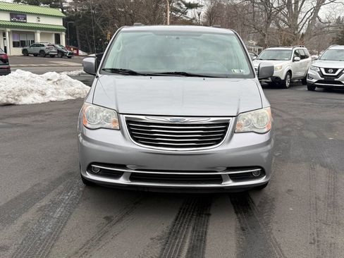 Used 2013 Chrysler Town & Country Touring image 3