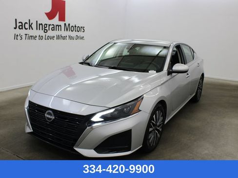 Used 2024 Nissan Altima 2.5 SV FWD image 1