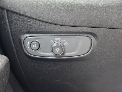 Used 2018 Chevrolet Equinox LT FWD image 16