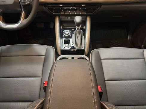 Used 2025 GMC Canyon Denali AWD/4WD image 17