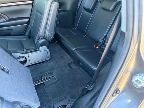 Used 2016 Toyota Highlander Limited FWD image 12