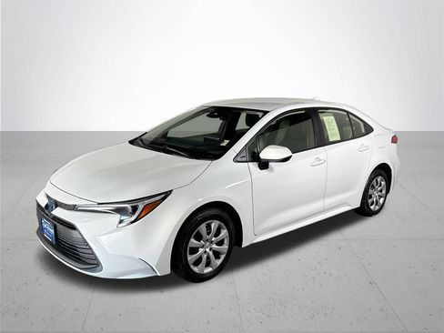 Used 2024 Toyota Corolla LE FWD image 2