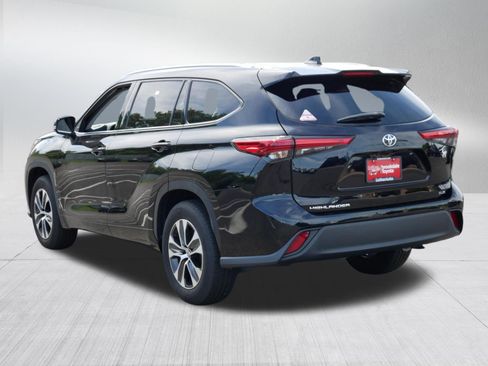 Certified 2021 Toyota Highlander XLE FWD image 5