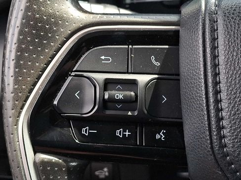 Used 2022 Toyota Tundra SR5 w/ SR5 Convenience Package AWD/4WD image 16
