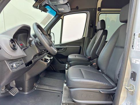 Used 2024 Mercedes-Benz Sprinter 2500 image 16