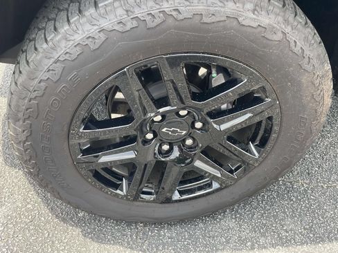 Used 2025 Chevrolet Colorado Trail Boss w/ Midnight Edition AWD/4WD image 9
