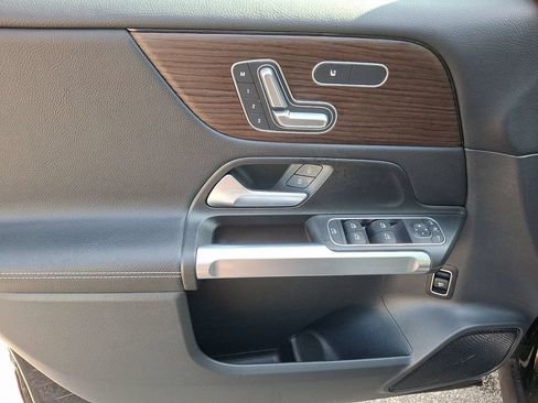 Used 2025 Mercedes-Benz GLB 250 4MATIC image 12