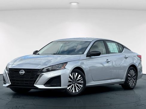 Used 2024 Nissan Altima 2.5 SV FWD image 1