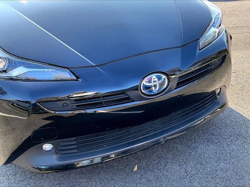 Used 2021 Toyota Prius XLE w/ Advanced Technology Package image 28