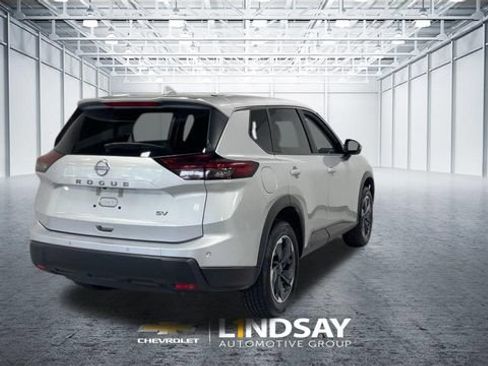 Used 2024 Nissan Rogue SV FWD image 9