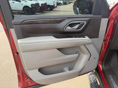 Used 2024 Chevrolet Suburban Z71 w/ Luxury Package AWD/4WD image 15