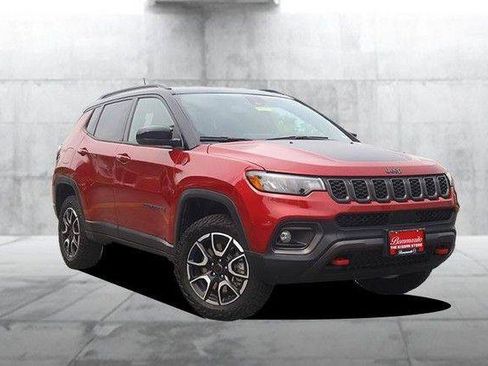 Used 2025 Jeep Compass Trailhawk AWD/4WD image 2