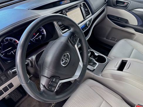 Used 2016 Toyota Highlander Plus AWD/4WD image 7