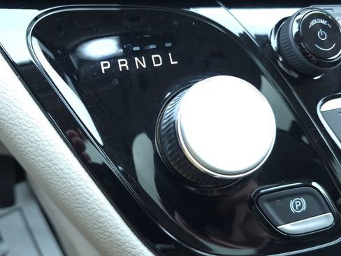 Used 2022 Chrysler Pacifica Limited FWD image 47