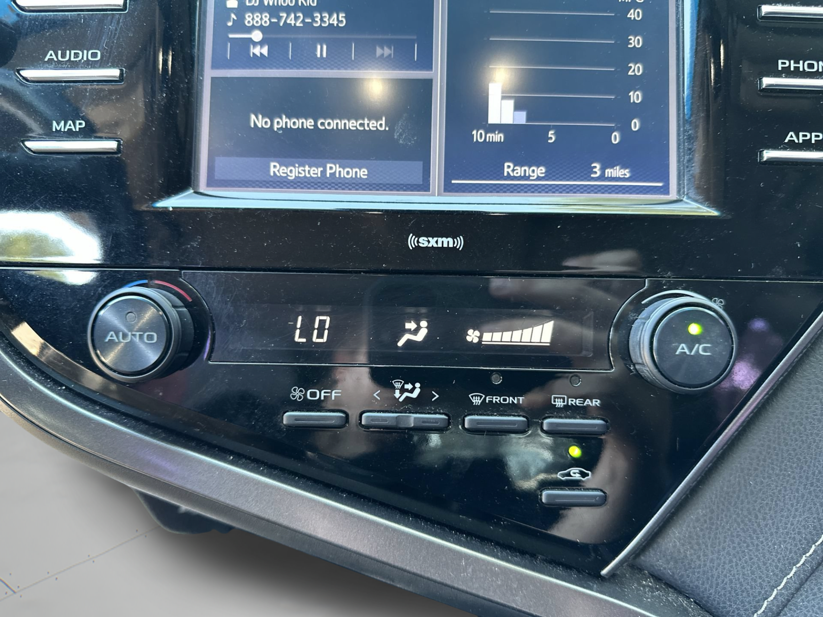 Used 2020 Toyota Camry SE FWD image 21