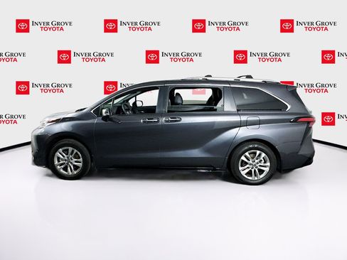 Used 2025 Toyota Sienna Limited image 8